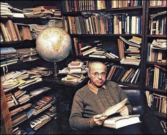 Stanislaw Lem rodeado de libros