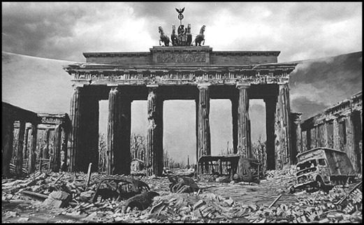 La Puerta de Brandenburgo, en 1945